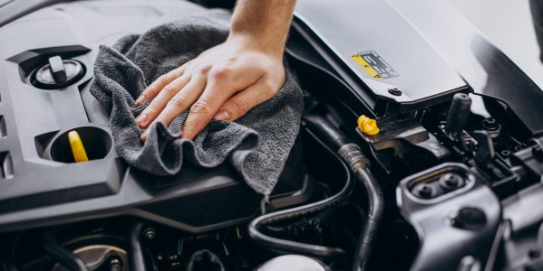 ¿Como limpio el motor de mi coche?